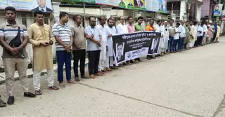 গাজীপুরে সাংবাদিক তুহিন হত্যার প্রতিবাদে ফুলবাড়ীয়ায় মানববন্ধন